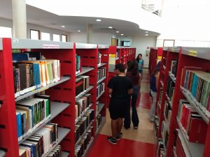 Alunos, pais e professores, participando da Visita Monitorada à FDRP - Maio/2019.