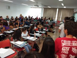 Alunos, pais e professores, participando da Visita Monitorada à FDRP - Maio/2019.