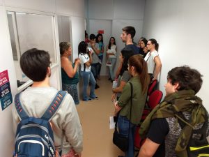 Alunos, pais e professores, participando da Visita Monitorada à FDRP - Maio/2019.